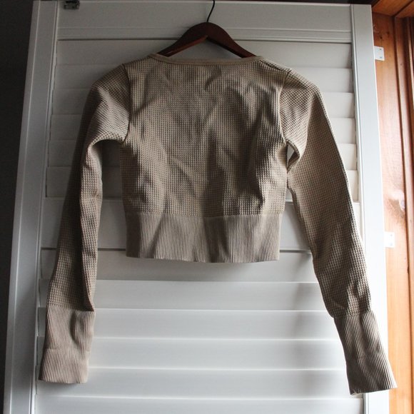 Aerie OFFLINE Main Squeeze Seamless Waffle Cropped Henley T-Shirt - Picture 5 of 5